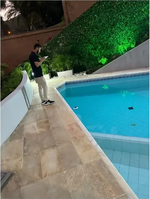Matheus Capila durante a vistoria técnica noturna na área da piscina do imóvel