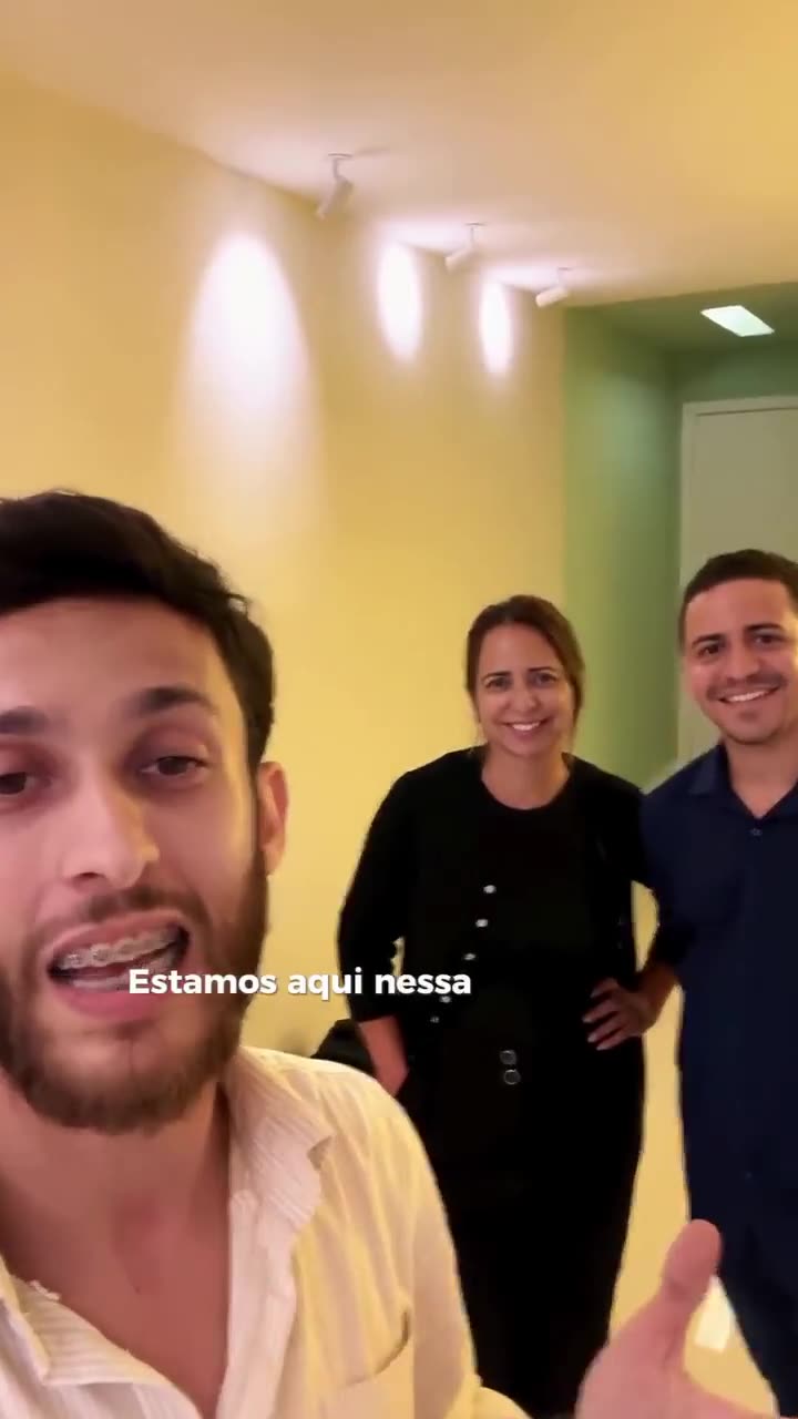 Depoimento em vídeo: entrega de obra com clientes na residência